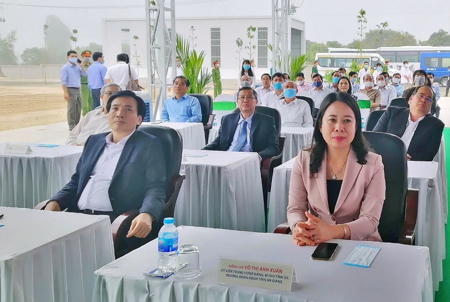 Central leaders attend the Viet Thanh hi-tech farm visit.