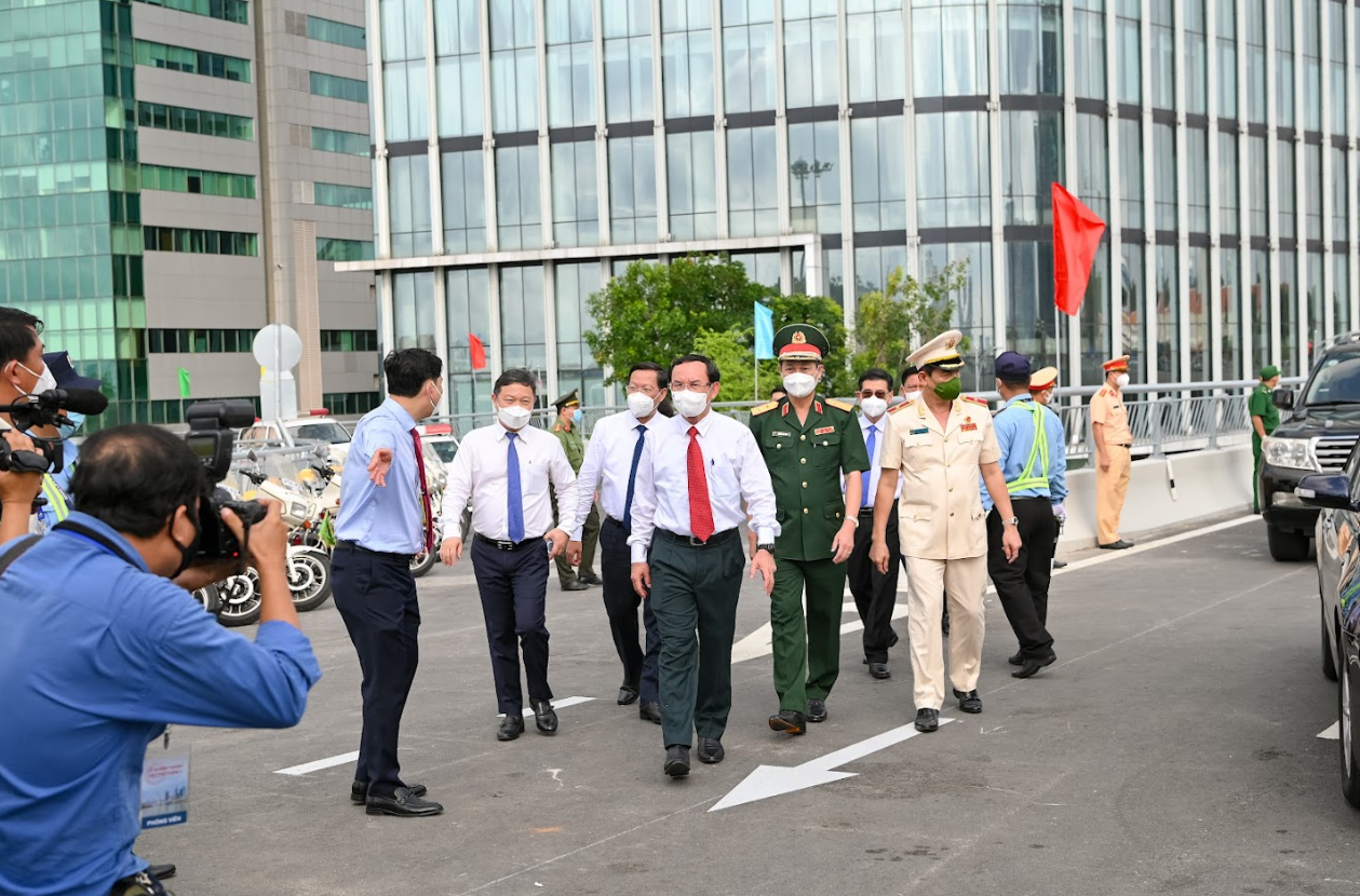 The official delegation arrives for the inauguration.